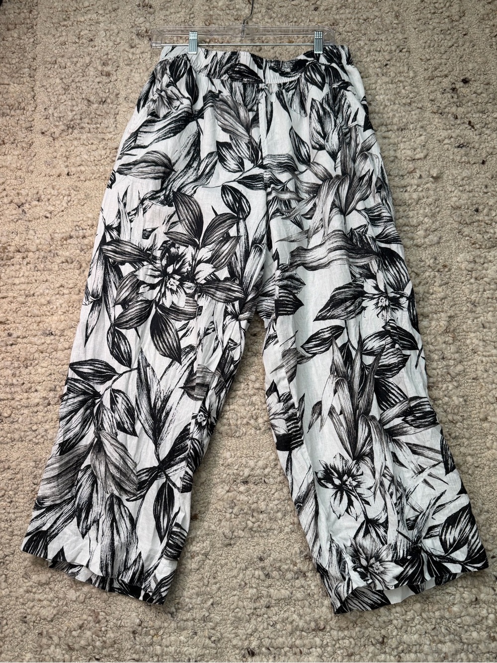 C&C California White Cropped Pants with Black Floral Print